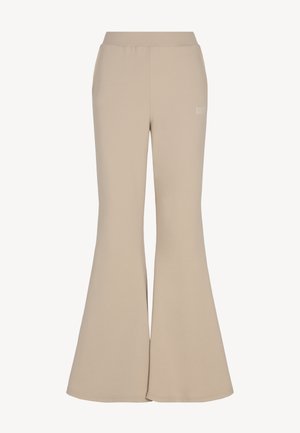 Beige high-waist broek met uitlopende pijpen, elastische tailleband en subtiele "BIZU" tekst op de bovenkant van de dij, afgebeeld tegen een effen achtergrond.