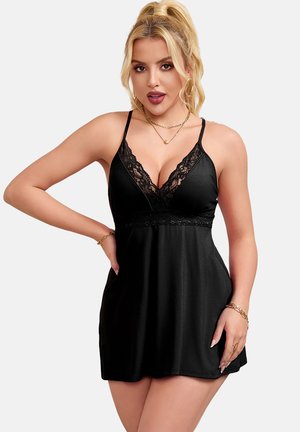 Schwarzes Satin-Nachtkleid mit Spitzenbesatz, dünnen verstellbaren Trägern und V-Ausschnitt. Der Stoff hat eine glatte Textur und eine ausgestellte Silhouette.