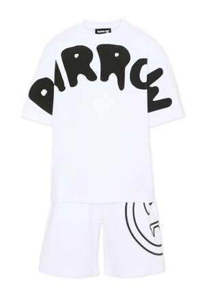 Camicia bianca a maniche corte con grande testo nero "BARROW" sul petto e pantaloncini bianchi abbinati con logo circolare nero parziale.