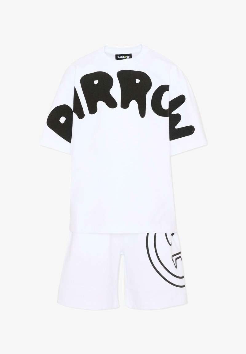 Chemise blanche à manches courtes avec un grand texte noir "BARROW" sur la poitrine et un short blanc assorti avec un logo circulaire noir partiel.