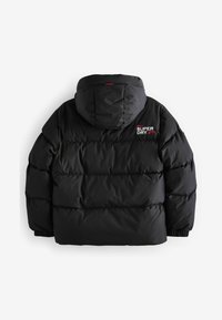 Juodas pūkinis švarkas su kapišonu, siuvinėta tekstūra, elastingais rankogaliais ir maža "Superdry" logotipo etikete nugarinėje pusėje. Minkštas, izoliacinis audinys.