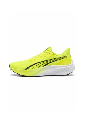 Scarpa sportiva gialla neon con tomaia in mesh traspirante, dettagli neri e un'intersuola bianca testurizzata. Presenta lacci e una fascia imbottita.