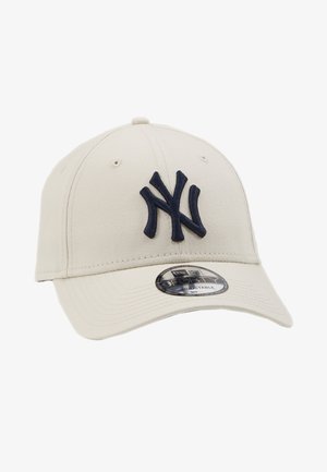 Bežna bejzbol kapa z morsko modrim vezenim logotipom "NY", nastavljivim trakom in ukrivljenim vizirjem. Gladka tekstura tkanine s prezračevalnimi luknjami.