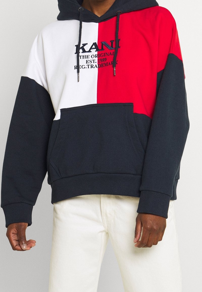 Felpa con cappuccio caratterizzata da blocchi di colore in rosso, bianco e blu navy, con una tasca frontale e testo del logo nero sul petto. Tessuto in misto cotone.