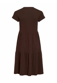 Hnědé midi šaty s krátkými rukávy, volánkovou sukní a vysokým pasem, zobrazené zezadu na bílém pozadí.