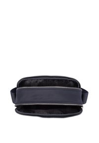 Borsa in tessuto blu navy con chiusura a zip, dotata di una tracolla testurizzata e fodera interna. Presenta un unico scomparto principale ed è di forma rettangolare.