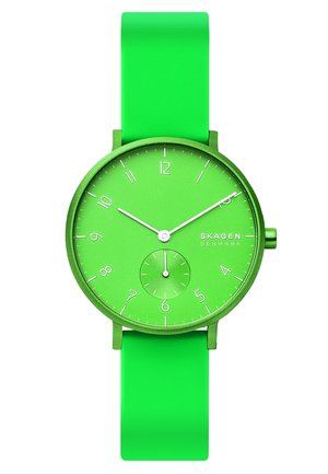 Zielony zegarek na rękę Skagen Denmark z białymi wskazówkami godzinową, minutową i małej sekundowej, wskazujący godzinę 10:12, zielony pasek, minimalistyczny design.