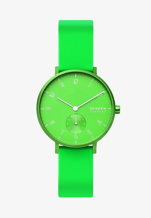 Reloj de pulsera Skagen Dinamarca verde con manecillas blancas para horas, minutos y segundos pequeños, mostrando las 10:12, correa verde, diseño minimalista.