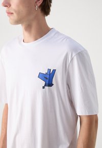 HUGO NOLLICO - Μπλουζάκι με στάμπα - white