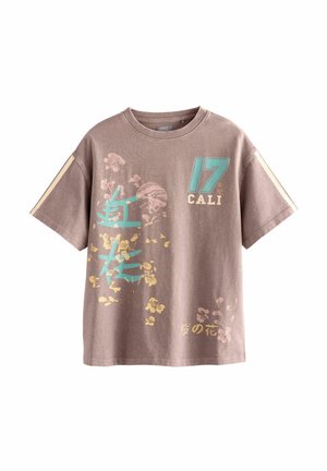 Smeđi pamučni majica s grafičkim printom u plavim i zlatnim naglascima, cvjetnim dizajnom i tekstom "17 CALI" na prednjoj strani. Kratki rukavi.