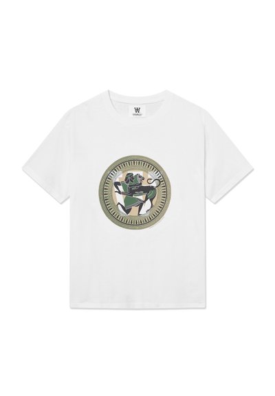 Tricou alb din bumbac cu un design rotund, imprimat în nuanțe de măslin și auriu, care prezintă o figurină neagră în galop și forme abstracte în tonuri pământii.