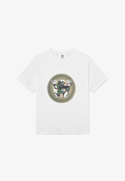 Tricou alb din bumbac cu un design rotund, imprimat în nuanțe de măslin și auriu, care prezintă o figurină neagră în galop și forme abstracte în tonuri pământii.