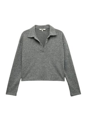 Pull en tricot côtelé gris, crop, avec un col et des manches longues, présentant un motif tricoté texturé et une coupe décontractée.