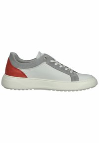 Sneaker aus Leder und Wildleder mit einem weißen Körper, grauen Akzenten und einer roten Ferse. Runde Zehenpartie mit einer strukturierten Gummisohle und Schnürdesign.