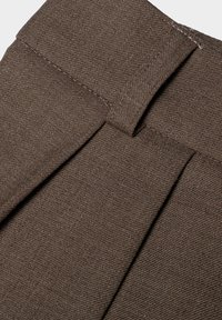 Bruine textiel met een gestructureerde weving, met een geplooid ontwerp bij de tailleband en subtiele stiksels. Geschikt voor gestructureerde kledingstukken.