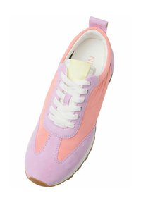 Sneaker i pink og lavendel ruskind med hvide snørebånd, rund tå og en polstret sål. Bemærkelsesværdigt mærke har teksten: "HEJ, JEG ER DIN NYE FAVORIT."