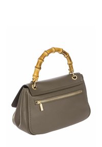 Sac à main en cuir gris avec une poignée en bambou, fermeture éclair supérieure et poche avant avec une fermeture éclair dorée. Texture douce et design structuré.