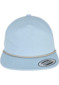 Világoskék sapka textúrált rács mintával, színes fonott díszítéssel a karimán, állítható patenttal.