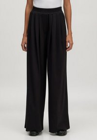 Zwarte, brede broek met een geplooid ontwerp en een elastische tailleband. Gemaakt van een gladde stof, met een relaxed fit en een mooie val.