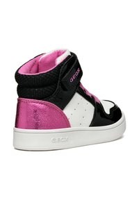 Zwart-wit hoge sneakers met roze metallic accenten, textuurpanelen, klittenbandsluiting en witte rubberen zool. Geperforeerd voor ademend vermogen.