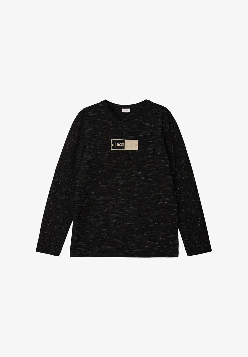 Zwarte long-sleeve T-shirt van textuurstof, met een rechthoekige lichtgekleurde patch met de tekst "ACT" op de voorkant.