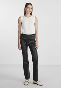 YAS YASZELLU - Bőrnadrágok - black