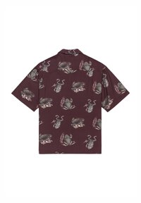 Kurzarmhemd in dunkelmaroon mit Frosch- und Echsenmustern, aus einem Stoff mit glatter Textur und einer entspannten Passform.