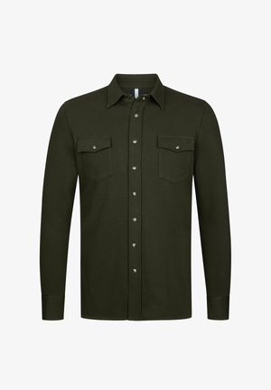 Camisa de color verde oscuro con botones, confeccionada en tela suave, con mangas largas, cuello puntiagudo, dos bolsillos en el pecho y botones a presión plateados.