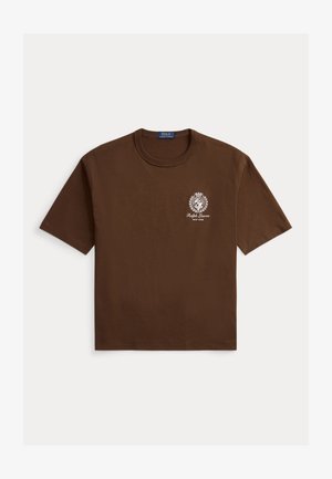 Brązowy bawełniany t-shirt z okrągłym dekoltem, krótkimi rękawami oraz białym logo z emblematem na lewej stronie klatki piersiowej.