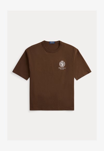 Brun bomull t-skjorte med rund hals, korte ermer, og en hvit logo med emblem på venstre brystområde.