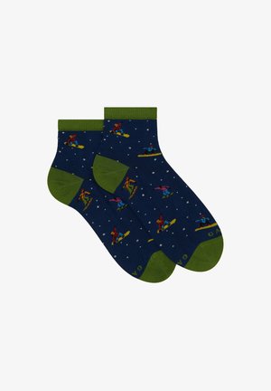 Calze blu navy con polsini verdi, caratterizzate da grafica colorata di snowboarder su uno sfondo innevato. Ideali per un utilizzo casual.
