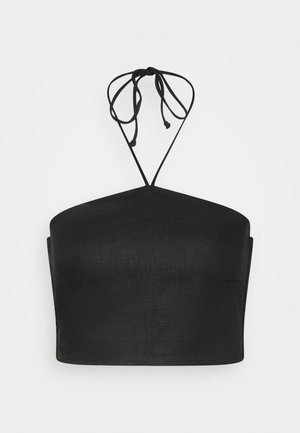 Top preto cropped, feito de tecido texturizado, apresenta um decote reto, costas abertas e finas alças ajustáveis de halter.