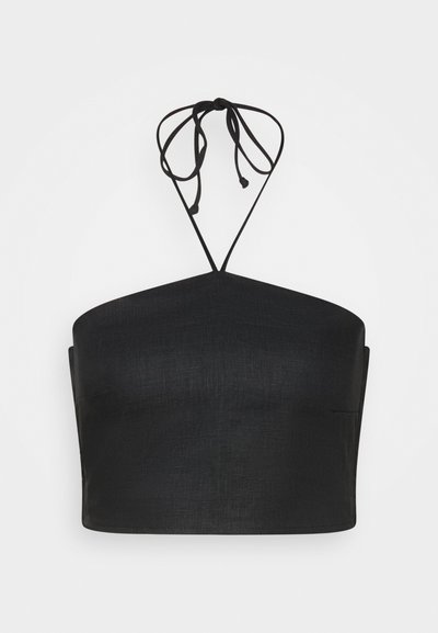 Top preto cropped, feito de tecido texturizado, apresenta um decote reto, costas abertas e finas alças ajustáveis de halter.