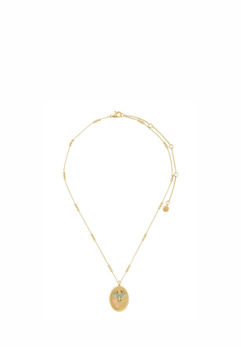 Kultainen kaulakoru, jossa on pieniä helmiä ja ovaalin muotoinen riipus, jossa on sinisiä, vaaleanpunaisia ja vihreitä kukka- ja lintukuvioita emalissa.