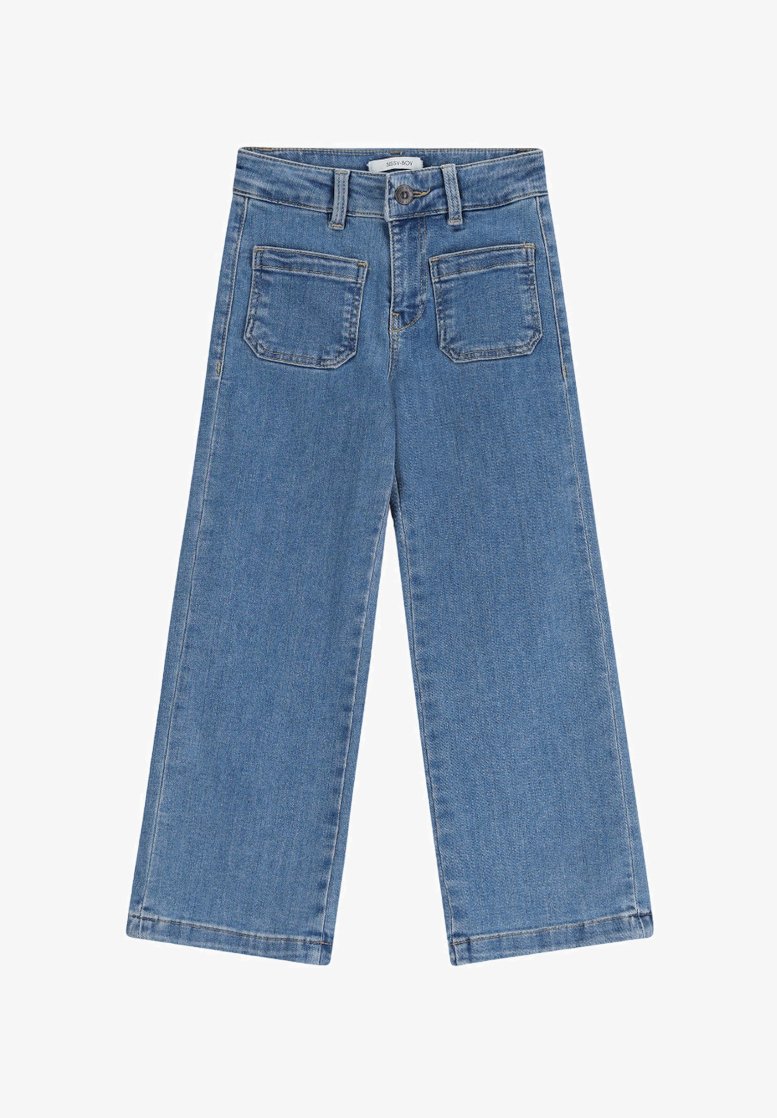 Jeans en denim bleu clair avec une coupe large, dotés de deux poches arrière et d'une fermeture à bouton à l'avant, une texture lisse et un ourlet droit.