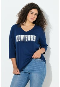 Granatowy T-shirt z dekoltem w serek i rękawami długości do łokcia, z białą grafiką "NEW YORK" oraz napisem "the city of dreams" na środku.