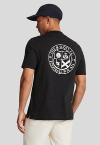 Lyle & Scott FOOTBALL FOR ALL GRAPHIC - Camiseta estampada - z jet black