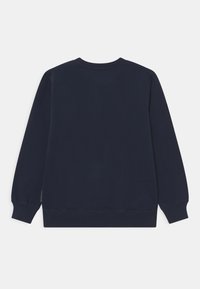 Granatowy sweatshirt, okrągły dekolt, długie rękawy. Gładka tekstura z prążkowanymi ściągaczami przy rękawach i dolnej krawędzi. Bez widocznych wzorów ani grafik.