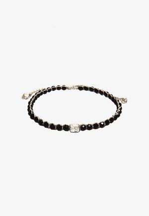 Zwarte kralenarmband met facetkralen, zilveren accessoires en een geweven ontwerp met een decoratief sluitdetail.