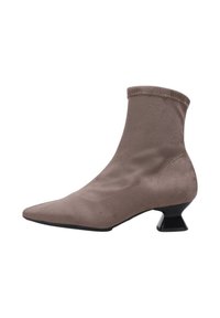 Botte ankle en daim brun avec un bout pointu, un col effilé et un talon géométrique noir. Texture lisse et design minimaliste.