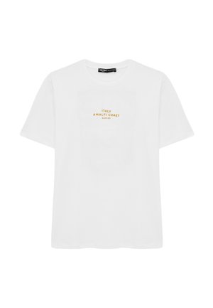 Biały T-shirt z krótkim rękawem i okrągłym dekoltem, na piersi wydrukowany napis "ITALY AMALFI COAST NAPLES" w małych żółtych literach.