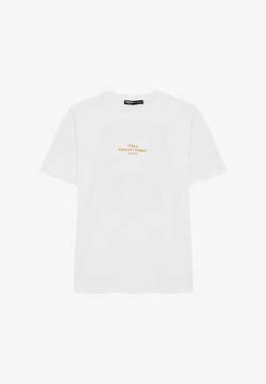 Wit T-shirt met korte mouwen en ronde hals, met de tekst "ITALY AMALFI COAST NAPLES" in kleine gele letters op de borst gedrukt.