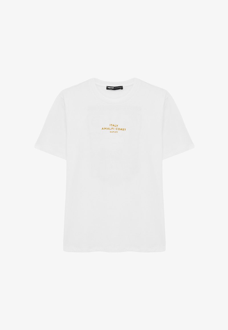 T-shirt bianca a maniche corte con scollo rotondo, con la scritta "ITALY AMALFI COAST NAPLES" stampata in piccole lettere gialle sul petto.