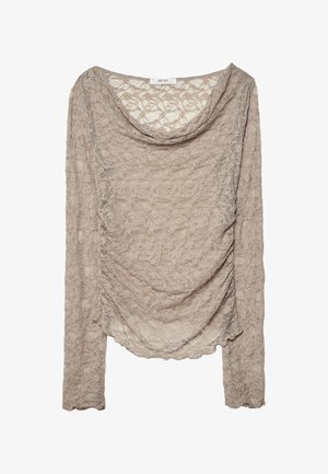 Krajkový top v světle béžové barvě s volným výstřihem, dlouhými rukávy a texturovaným vzorem. Měkká, průhledná tkanina s nařasenými detaily po stranách.