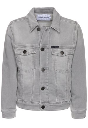 Chaqueta de mezclilla gris claro con botones de metal, dos bolsillos en el pecho y etiqueta de Calvin Klein Jeans en el bolsillo izquierdo y en la etiqueta del cuello.