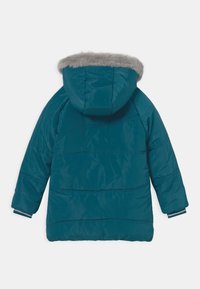 Teal Winterjacke mit Kapuze, die mit grauem Kunstpelz besetzt ist, langen Ärmeln und sichtbaren Nahtdetails, von hinten gezeigt.