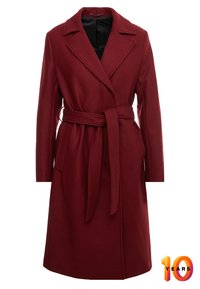 Abrigo de lana burdeos con cinturón, mangas largas, gran cuello y dos bolsillos frontales. Presenta un acabado texturizado y un corte hasta la rodilla.