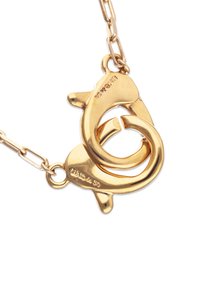 Collier en ton or avec un design à double fermoir, bords arrondis et surfaces lisses, mettant en valeur une finition brillante et une gravure subtile.