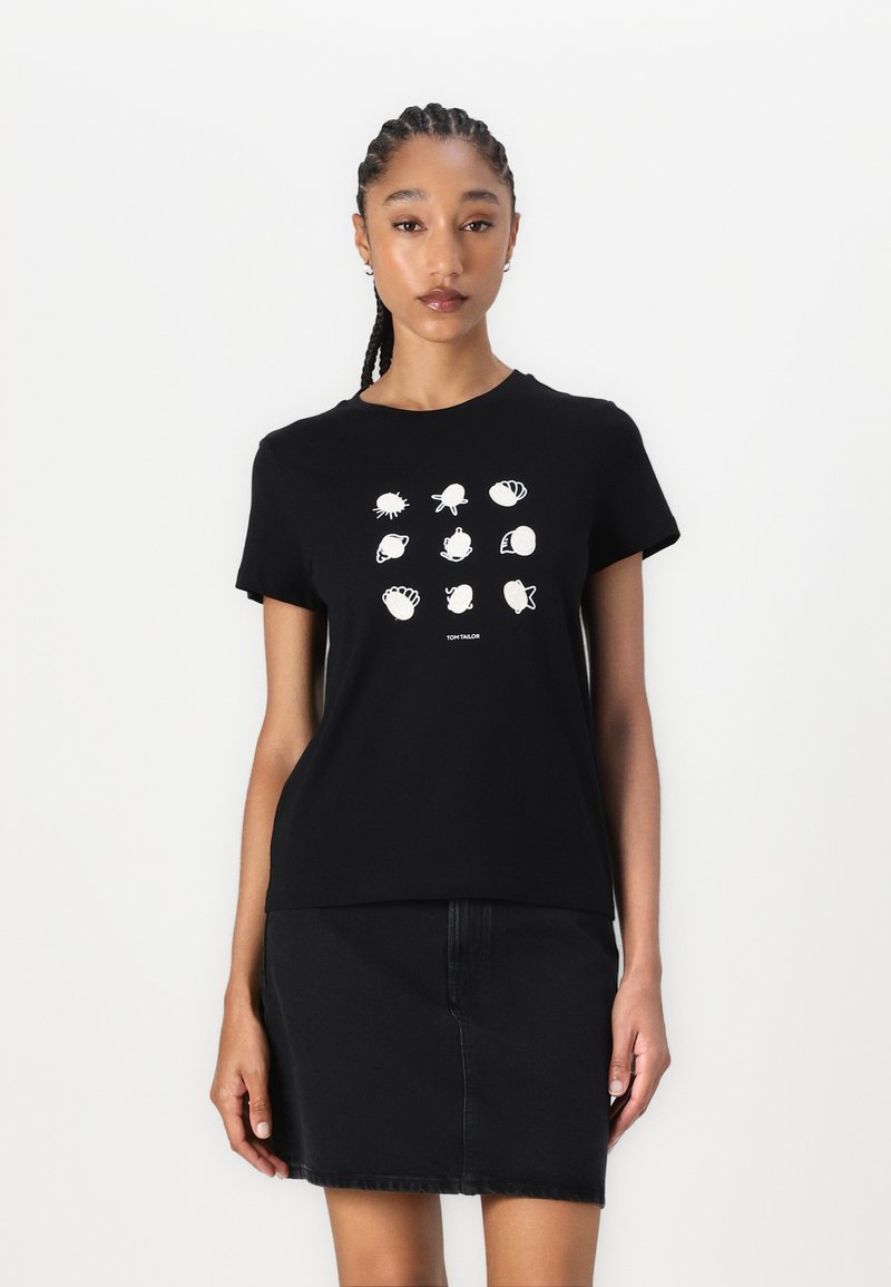 T-shirt en coton noir à manches courtes présentant un graphique blanc composé de neuf illustrations sur le thème marin disposées en motif de grille.