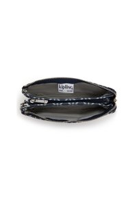 Portafoglio Kipling con zip in tessuto blu scuro con interno a fantasia; presenta due scomparti e un'etichetta con logo all'interno.